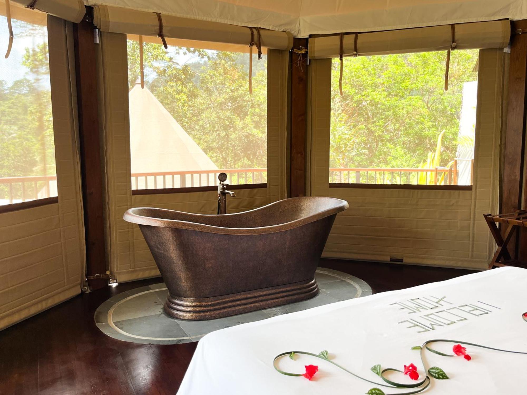 Wapa Di Ume Sidemen Hotell Rum bild A freestanding copper bathtub