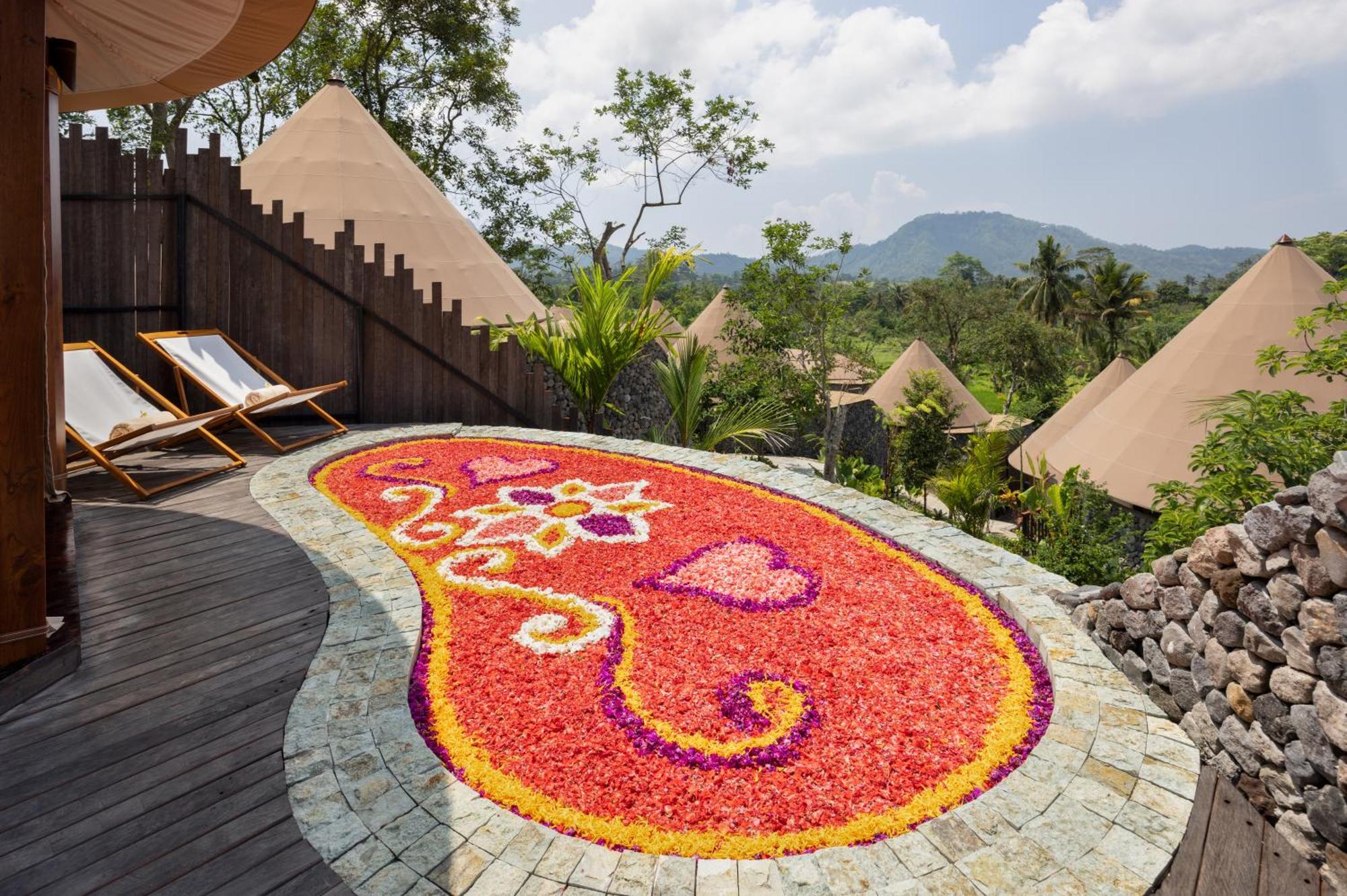 Wapa Di Ume Sidemen Hotell Exteriör bild A pookkalam at a resort in Kerala