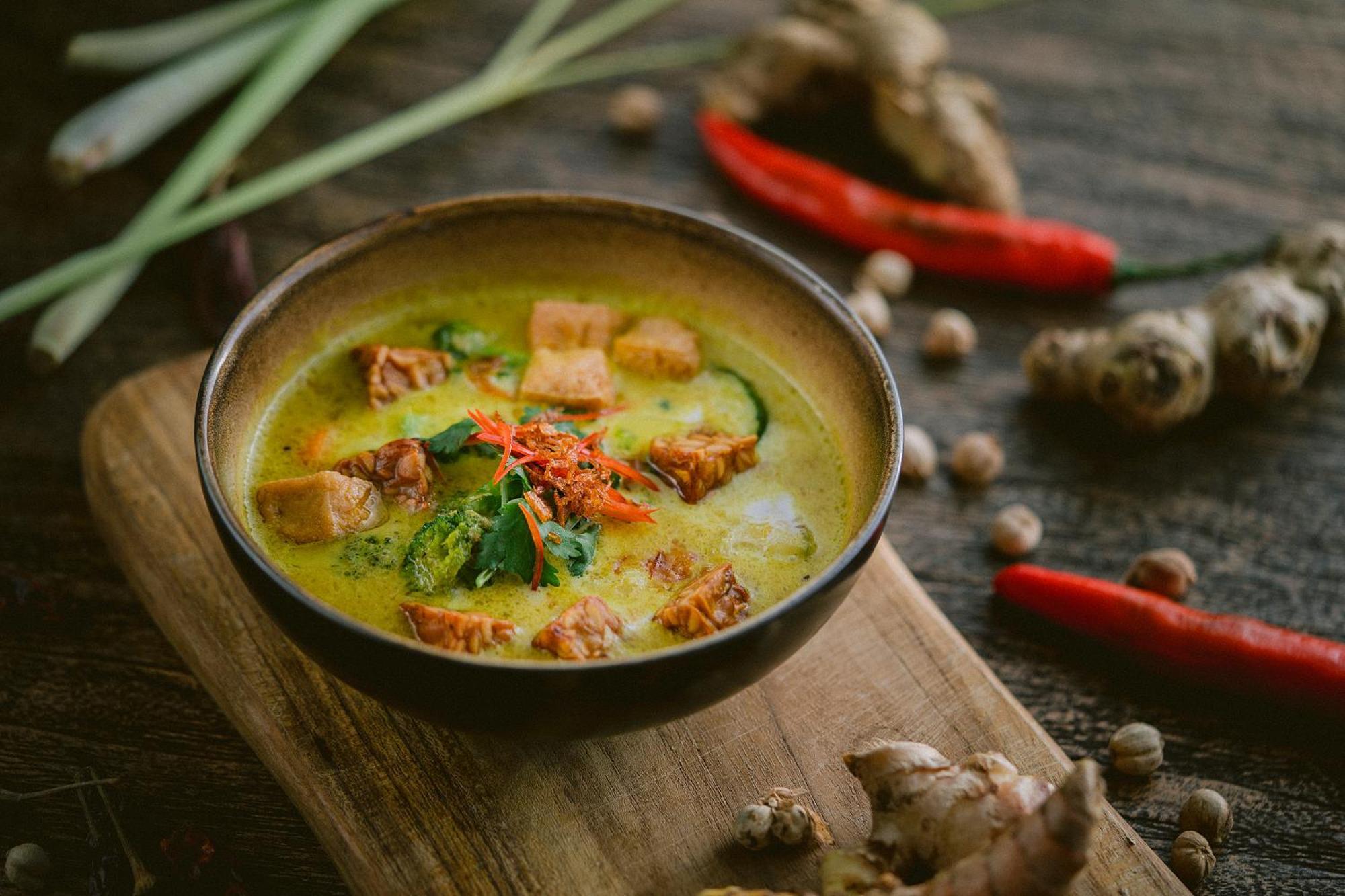 Wapa Di Ume Sidemen Hotell Exteriör bild A bowl of Thai green curry with chicken