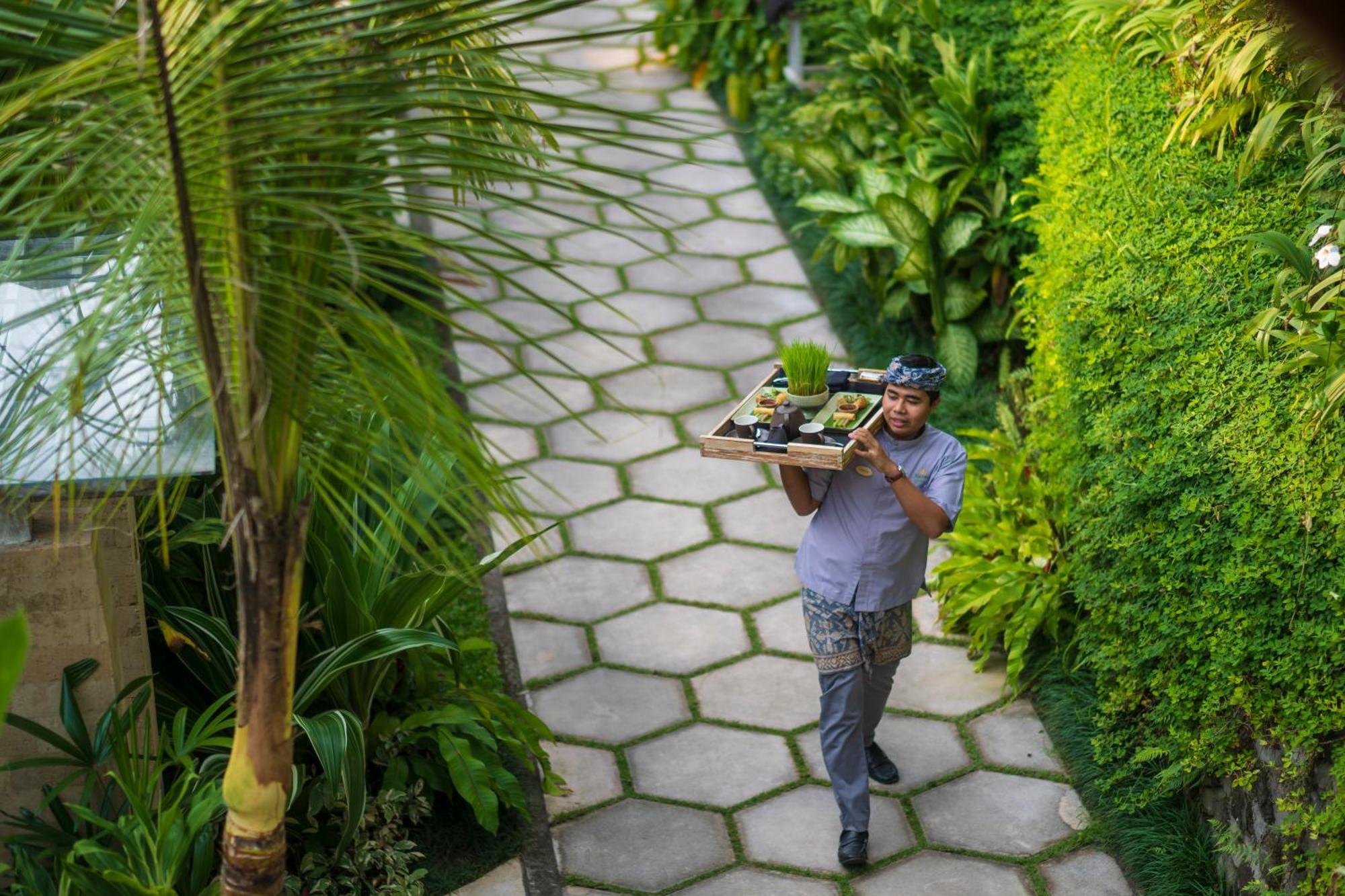 Wapa Di Ume Sidemen Hotell Exteriör bild A waiter at a resort in Bali, Indonesia