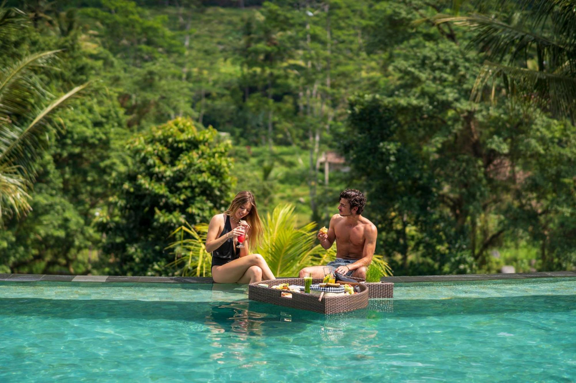 Wapa Di Ume Sidemen Hotell Exteriör bild Floating breakfast at Alila Ubud
