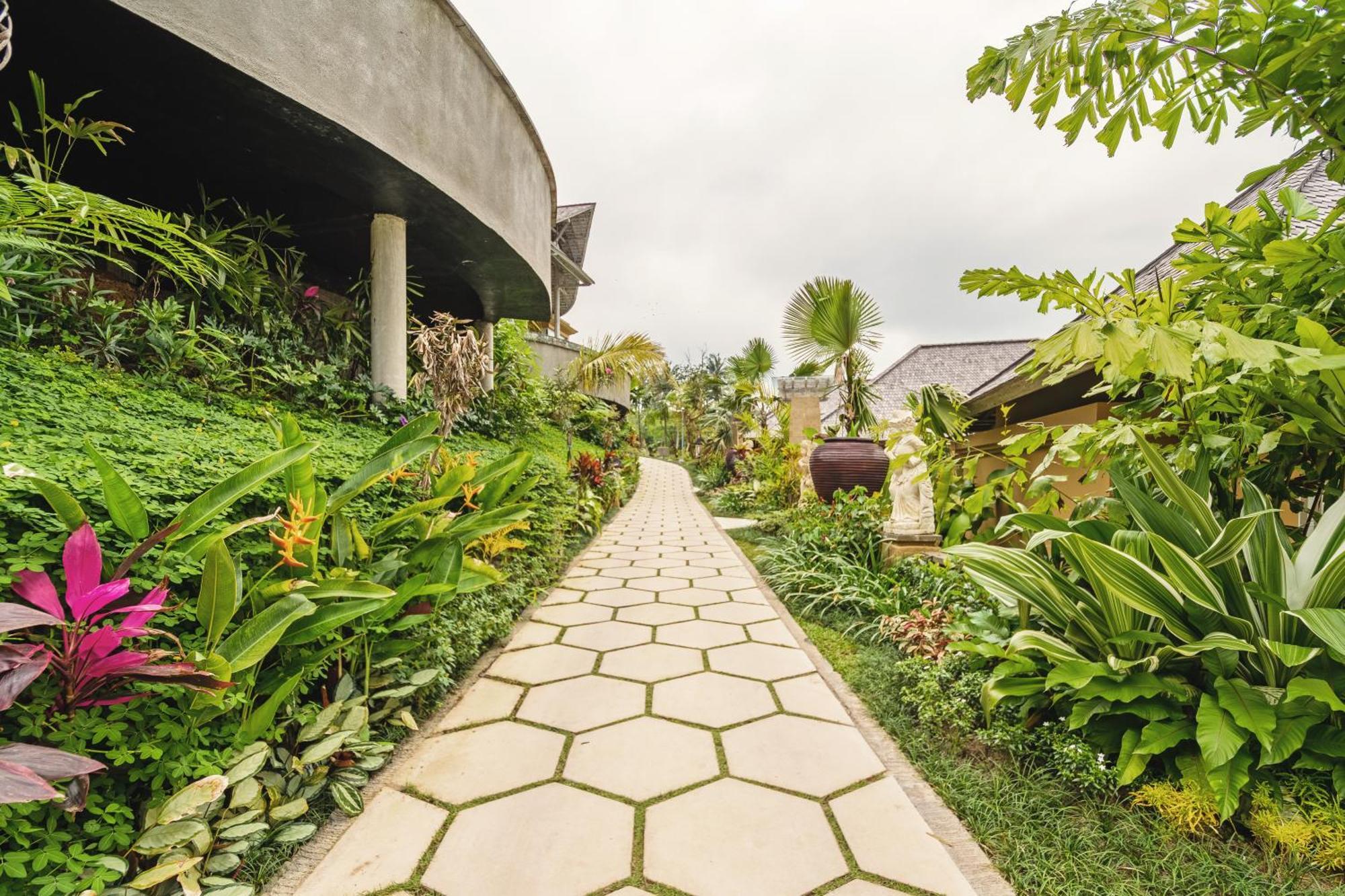 Wapa Di Ume Sidemen Hotell Exteriör bild The path to the spa
