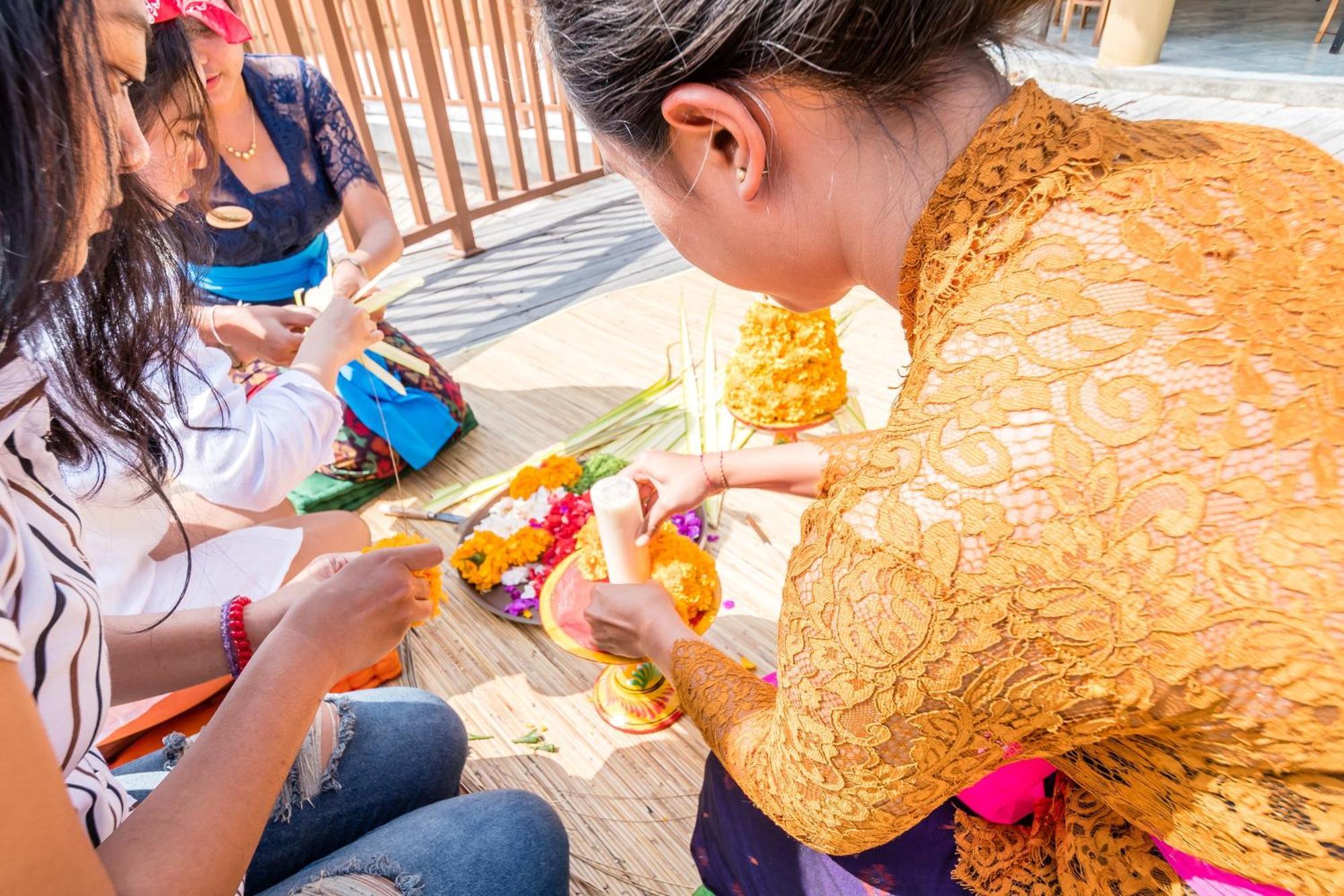 Wapa Di Ume Sidemen Hotell Exteriör bild Thai women making a Thai flower garland