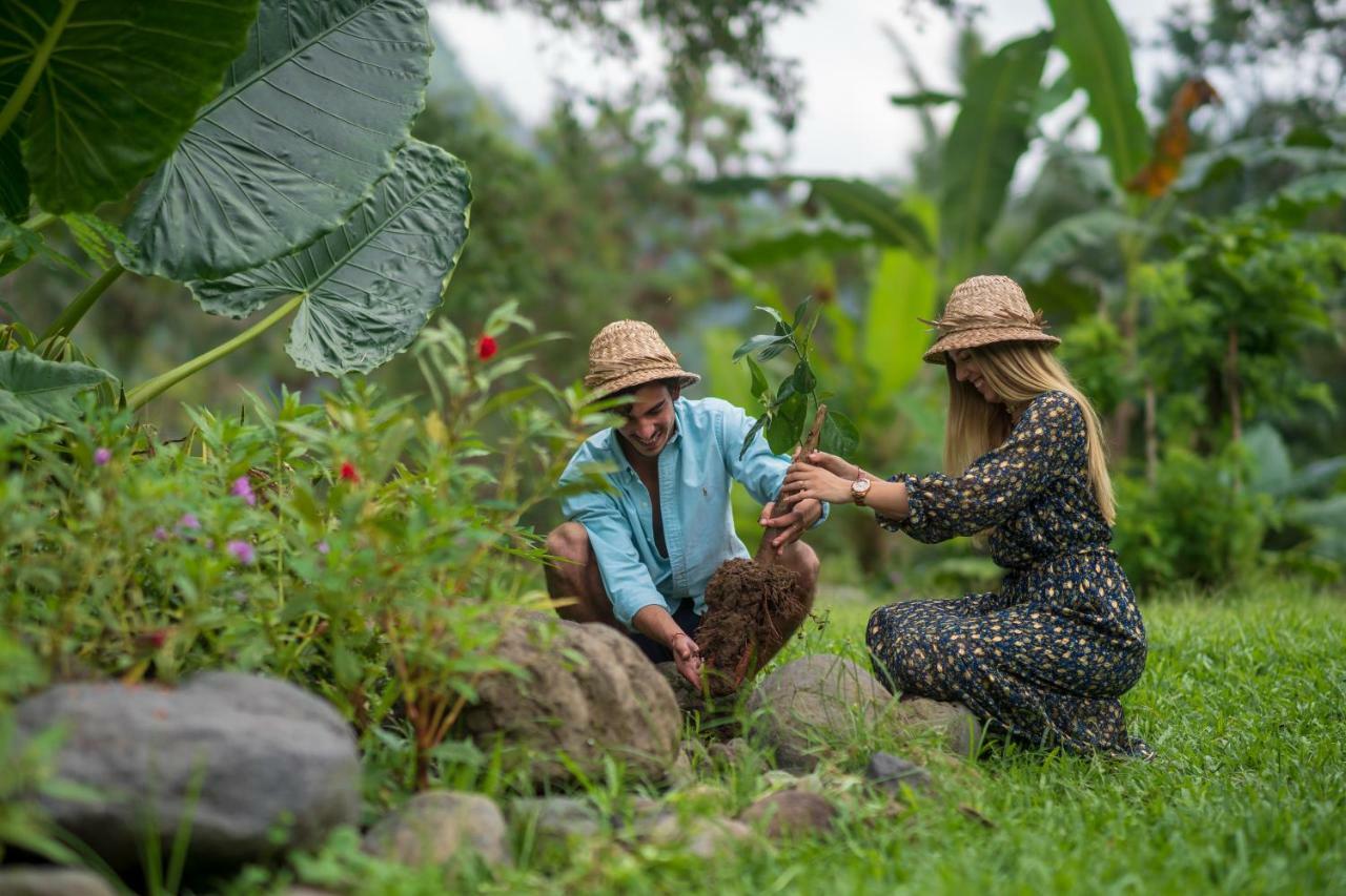 Wapa Di Ume Sidemen Hotell Exteriör bild A farmer and a volunteer in the garden of the Green Village